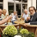 Terrasse,-Gruppe-sitzend