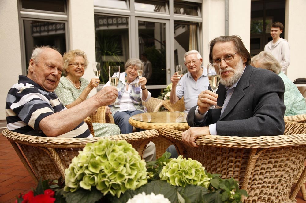 Terrasse,-Gruppe-sitzend